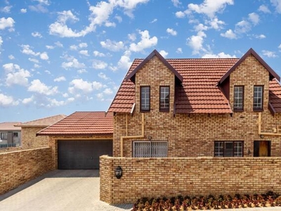 Townhouse For Sale In Willowbrook, Roodepoort