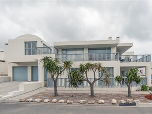 4 Bed House in Paradise Beach