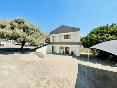 120m² Office To Let in Northcliff