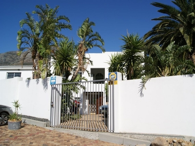 2 Bedroom House To Let in Zonnebloem