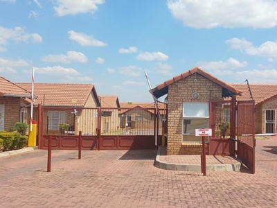 2 Bedroom townhouse - sectional for sale in Groblerpark, Roodepoort