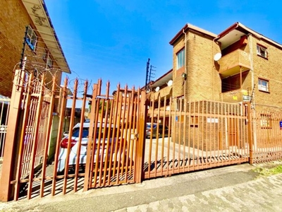 2 Bedroom townhouse - sectional for sale in Haddon, Johannesburg
