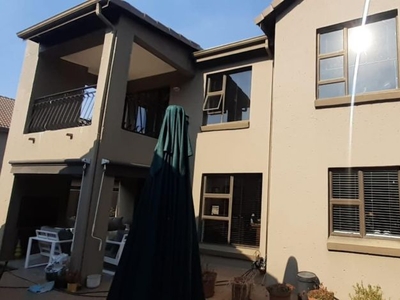 3 Bedroom duplex townhouse - sectional to rent in Amorosa, Roodepoort