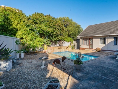 5 Bedroom house sold in Meadowridge, Cape Town