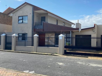 4 Bedroom house to rent in Wynberg, Cape Town