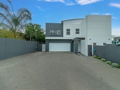 5 Bedroom House For Sale in Greenstone Hill