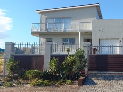 House For Sale in Perlemoenbaai