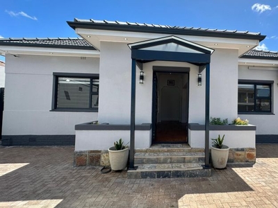 3 Bedroom house rented in Crawford, Cape Town