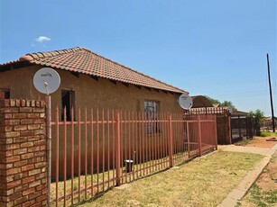 7 Bed House in Mmabatho unit 14