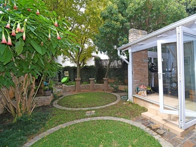 233sqm, 3 bed +study / 4 bedroom in a secure pet-friendly complex with a double garaging.