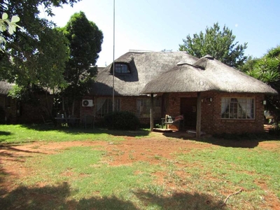 Beautiful 7 Bedroom Small Holding with Chicken Farm