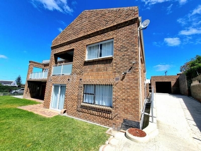 Beautiful and spacious face brick house for sale in Kleinbaai with breathtaking views.