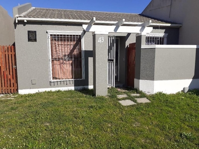 3 Bedroom Townhouse For Sale in Summer Greens