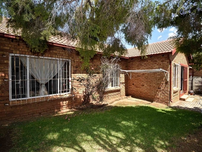 3 bedroom townhouse for sale in Wilgeheuwel