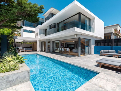 Amara Villa - Designer villa with stunning views and solar power
