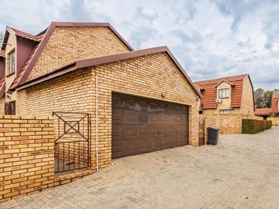4 Bedroom duplex townhouse - sectional to rent in Willowbrook, Roodepoort