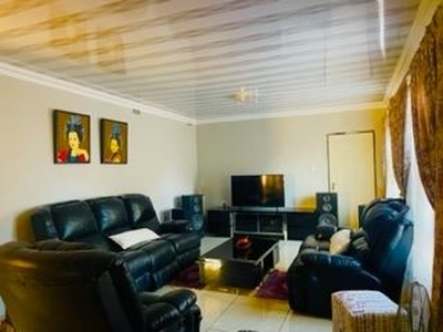4 Bedroom House For Sale in Dunnottar