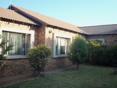 3 Bedroom House For Sale In Aerorand West