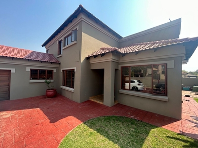 4 Bedroom House For Sale in Amberfield Manor