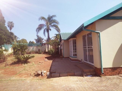 House For Sale In Heuweloord, Centurion