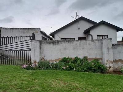 House For Sale In Isiphetweni, Tembisa