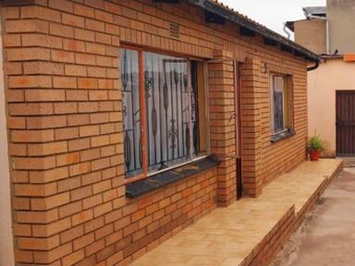 House For Sale In Khatamping, Tembisa
