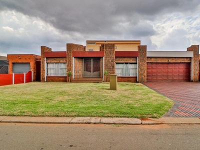 House For Sale In Lenasia Ext 8, Johannesburg