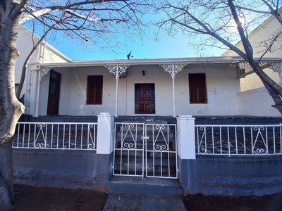 House For Sale In Middedorp, Beaufort West