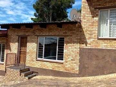 Townhouse For Rent In Krugersdorp North, Krugersdorp