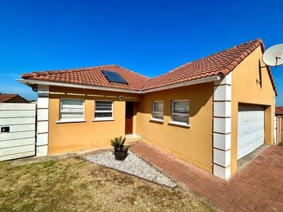 Townhouse For Sale In Beacon Bay, East London