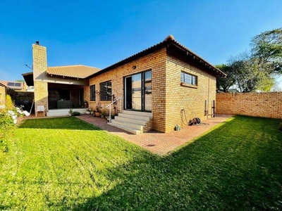 Townhouse For Sale In New Redruth, Alberton