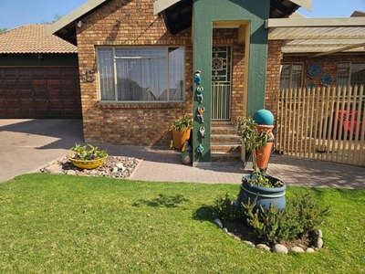 Townhouse For Sale In Secunda Central, Secunda
