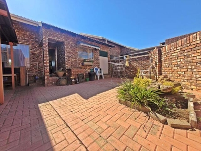 Townhouse For Sale In Uitsig, Bloemfontein