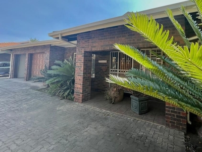 3 Bedroom Townhouse For Sale in Bo-dorp