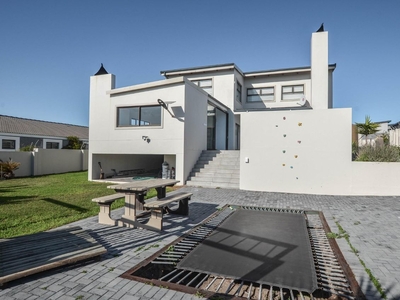 4.5 Bedroom House For Sale in Yzerfontein