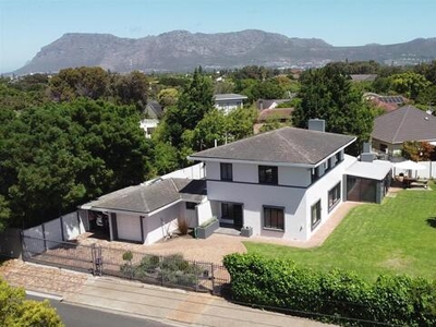 House For Sale In Bergvliet, Cape Town