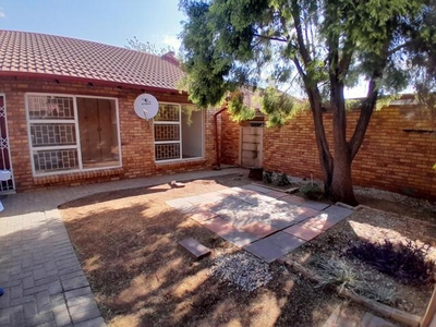 Townhouse For Rent In Langenhovenpark, Bloemfontein