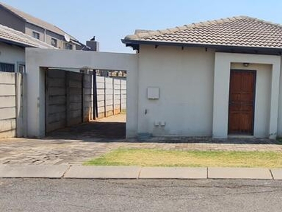 Townhouse For Rent In Ruimsig, Roodepoort
