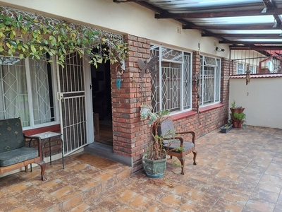 2 Bedroom Townhouse For Sale in Gholfsig