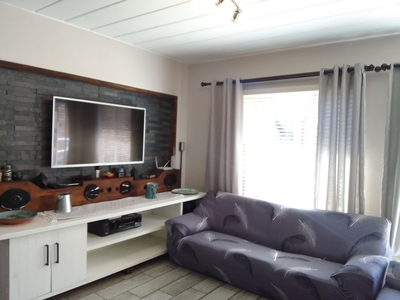 3 Bedroom Apartment For Sale in Zwartkop