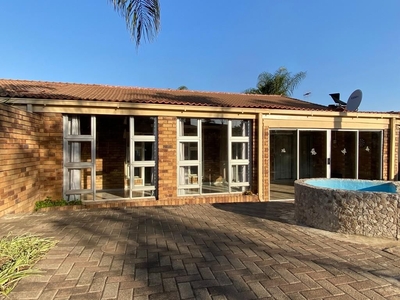 3 Bedroom Townhouse For Sale in Huttenheights
