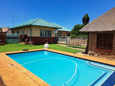 4 Bedroom House For Sale in Daggafontein