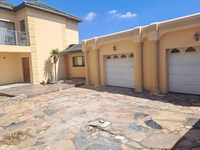 4 Bedroom House For Sale in Dunnottar