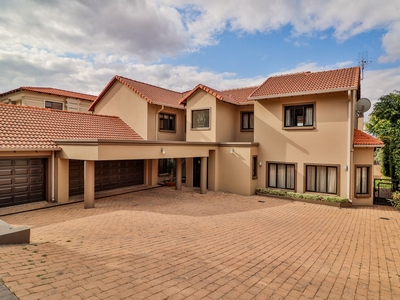 4 Bedroom House For Sale in Featherbrooke Estate