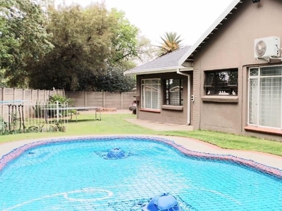 4 Bedroom House For Sale in Vaalpark