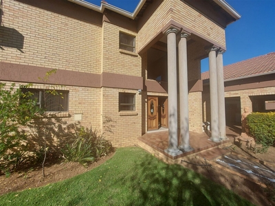 4 Bedroom House For Sale in Vaalpark