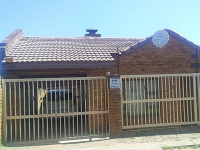 5 Bedroom House For Sale in Pimville Zone 6