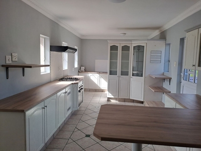 5 Bedroom House To Let in Summerstrand
