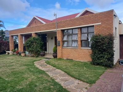 6 Bedroom House For Sale in Selborne