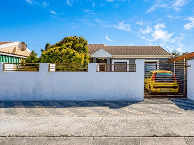 House For Sale in Strandfontein